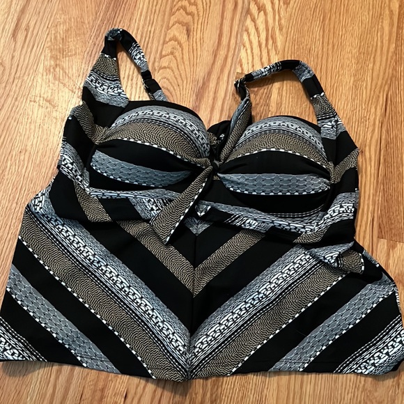 Two bathing suits - Picture 2 of 7